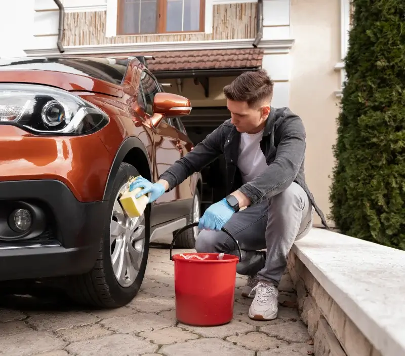 Lavage auto à domicile Saintry-sur-Seine : professionnel intervenant sur un véhicule